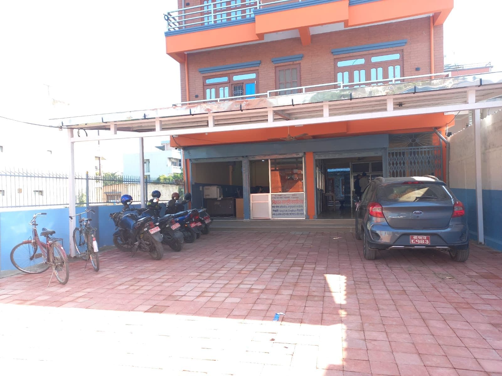 कार्यालय अगाडिको पार्किङ
